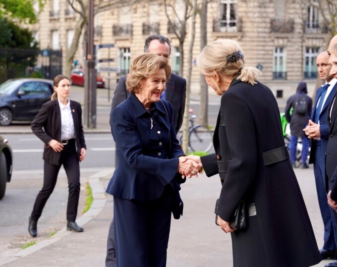 The Queen is welcomed to the exhibition at the Musée d’Art Moderne de Paris. Photo: Sara Svanemyr, The Royal Court